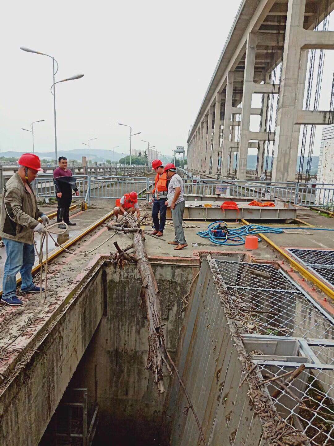 綿陽電站水下清理